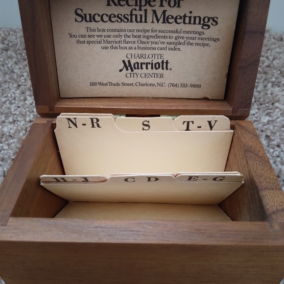 💥 CLOSET CLOSING SALE 💥 Genuine walnut wood recipe box - Picture 5 of 9